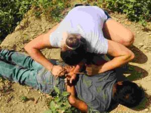 ROJA MUJER SOMETE A VIOLADOR (1)