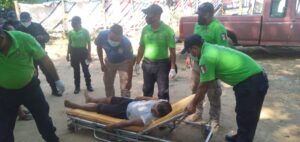 ROJA PROTECCION CIVIL AUXILIANDO AL JOVEN (3)