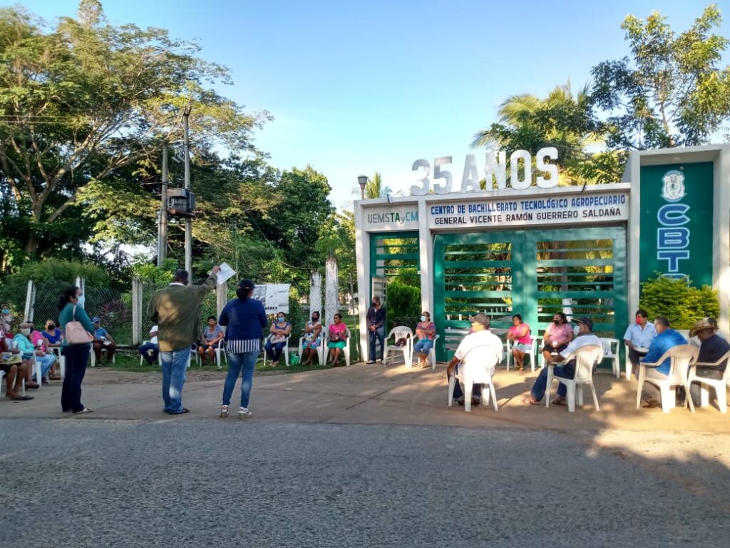 SAN LUIS DOCENTES Y PADRES EN LA TOMA DE LAS INSTALACIONES DEL CBTA