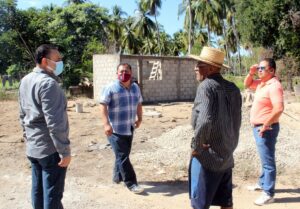 BOLETÍN AZOYÚ EFRÉN LÓPEZ SUPERVISANDO LA CONSTRUCCIÓN DE CUARTOS