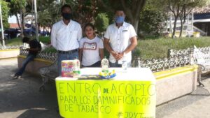 OME jóvenes recolectando víveres