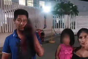 ROJA Andrés y su esposa a fuera del Hospital Regional