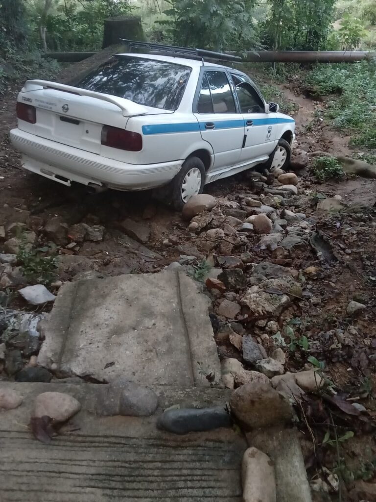 ROJA EL TAXI ABANDONADO (2)