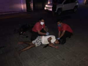 ROJA El motociclista siendo atendido (1)