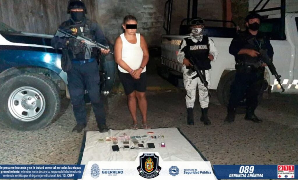 ROJA MUJER DETENIDA