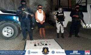 ROJA MUJER DETENIDA