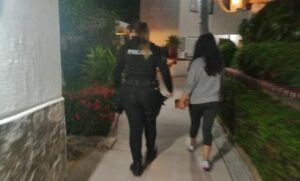 ROJA ROJA AUXLIAN POLICIAS A TURISTA AGREDIDA (2)