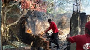 ROJA sofocando el incendio