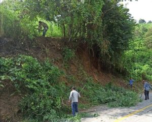 SAN LUIS REOS REALIZANDO LABORES DE LIMPIEZA