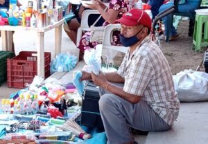 SAN LUIS VENDEDOR CON CUBRE BOCAS EN LAS MANOS