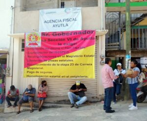 AYUTLA PROFESORES A LAS AFUERAS DE LA OFICINA DE FINANZAS DE AYUTLA