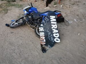 ROJA MUERE MOTOCICLISTA AL CHOCAR CONTRA UNA URVAN (2)