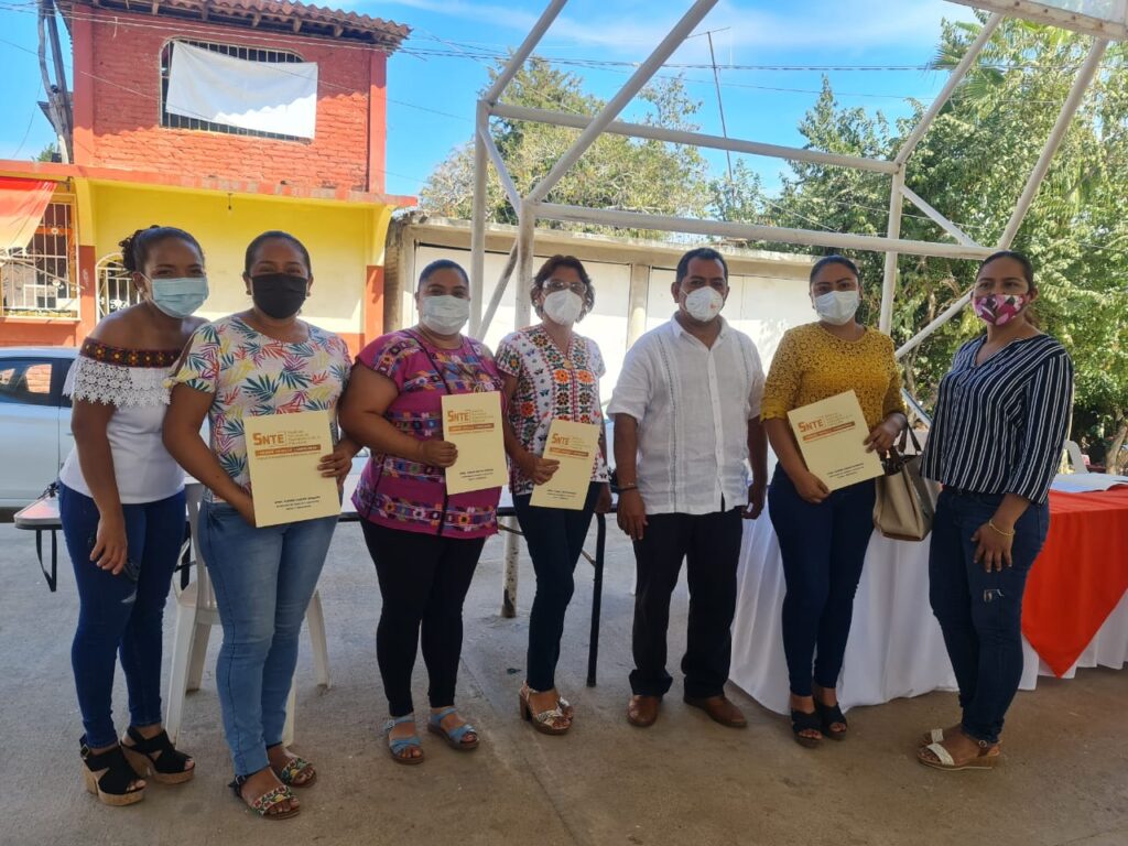 CRUZ GRANDE Entrega de comisiones a directores (1)