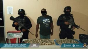 ROJA ATRAPADO CON HUEVOS DE TORTUGA