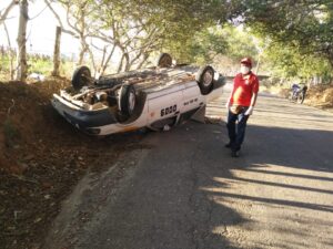 ROJA EL TAXI VOLCADO (2)