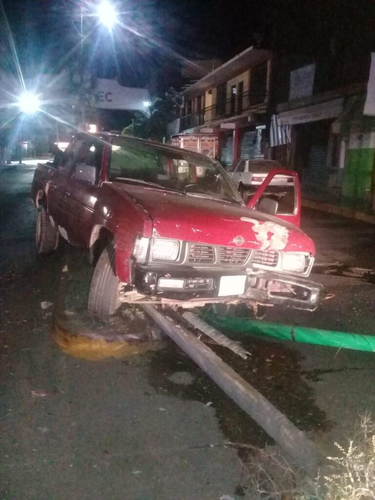 ROJA LA CAMIONETA CHOCADA (1)