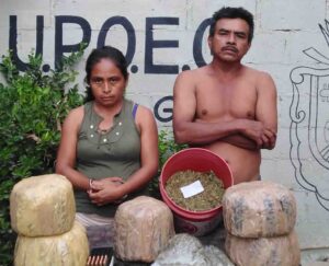 ROJA LEONEL GUERRERO RAMOS Y SEBASTIANA SANTOS FRANCISCO, JUNTO A LOS PAQUETES DECOMISADOS