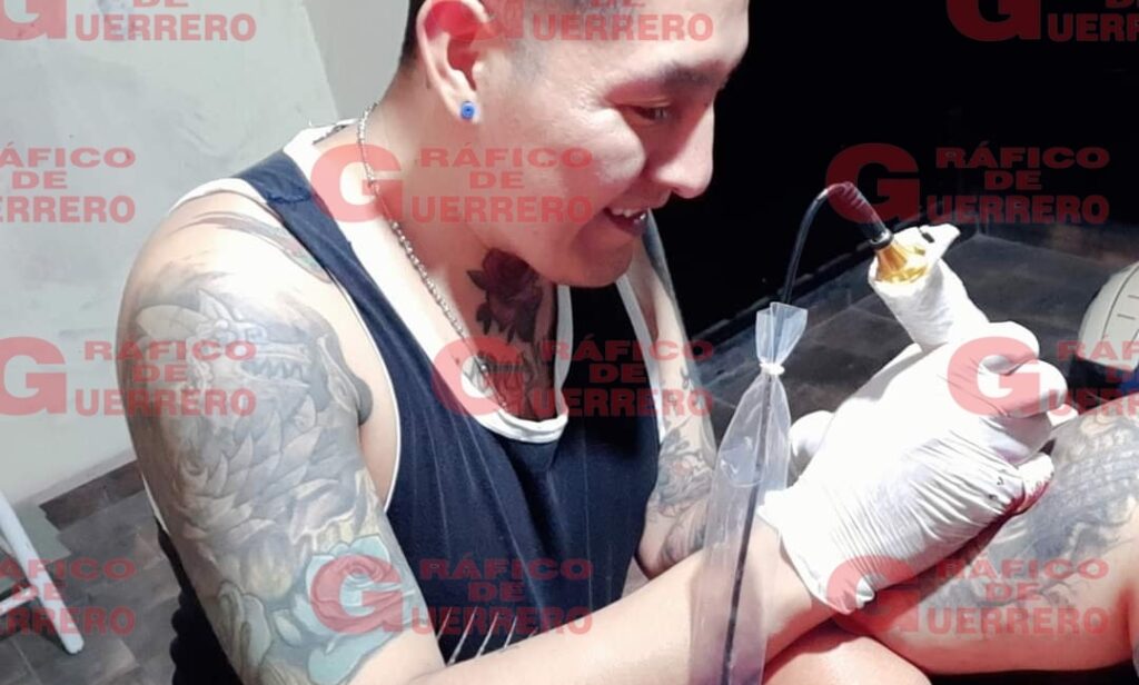 ROJA TATUADOR DEGOLLADO
