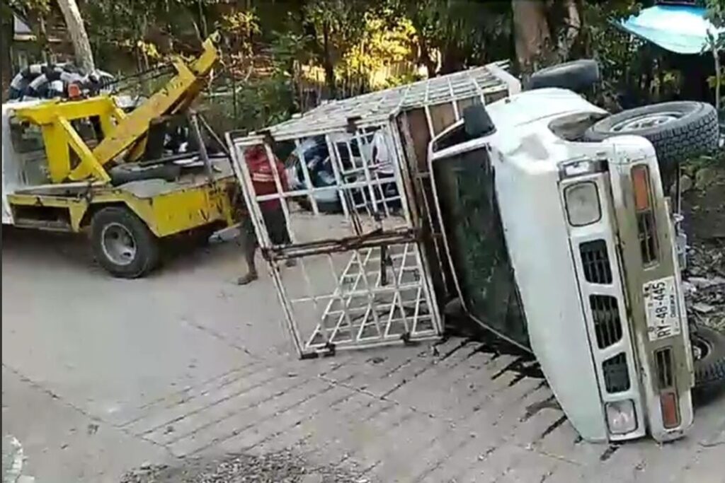 ROJALa camioneta volcada (1)