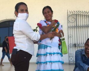 BOLETÍN SAN LUIS ENTREGANDO ROSAS (2)
