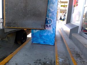 Marquelia Colocaron refrigeradores invadiendo la banqueta
