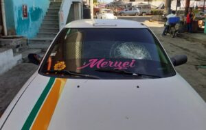 ROJA El taxi recibió un golpe en el parabrisas (1)