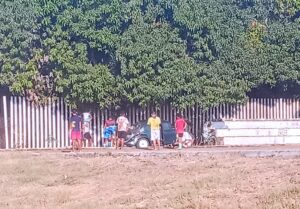 ROJA JÓVENES SOFOCANDO LAS LLAMAS DE LA UNIDAD