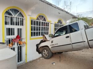 ROJA LA CAMIONETA IMPACTADA (2)