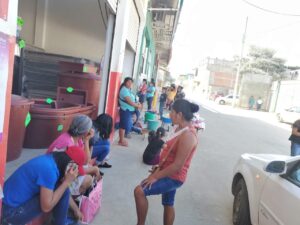 SAN LUIS CIUDADANOS SIN CUBRE BOCAS AFUERA DE BANCO AZTECA (3)