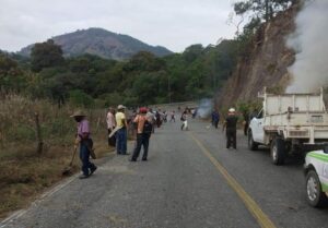 SAN LUIS LOS POBLADORES LIMPIANDO LA CARRETERA (2)