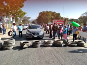 AYUTLA BLOQUEO EN AYUTLA DE LOS LIBRES