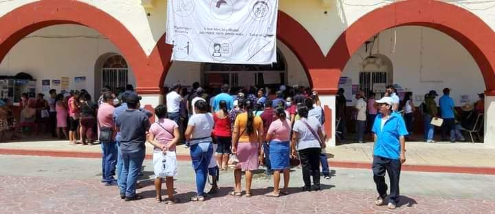 AYUTLA POBLADORES FRENTE A LA CASA DE LOS PUEBLOS DE AYUTLA