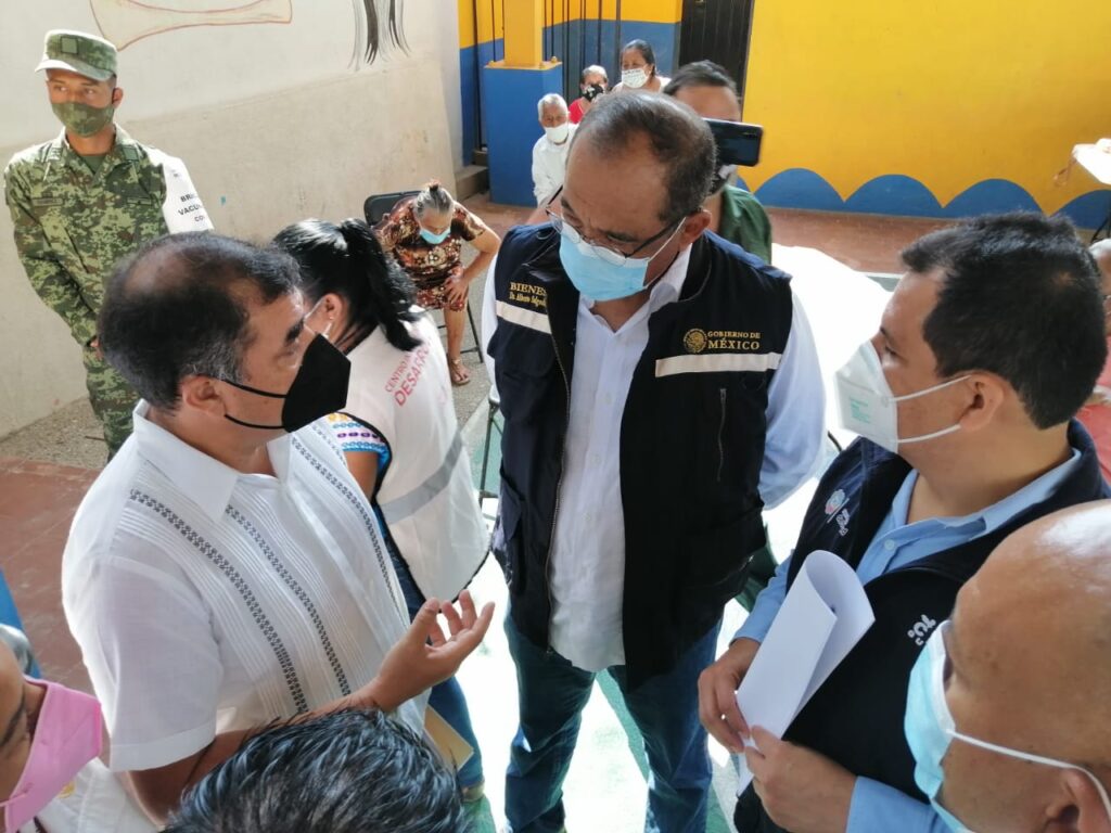 OME Alberto Salgado Rodríguez hablando con el jefe jurisdiccional