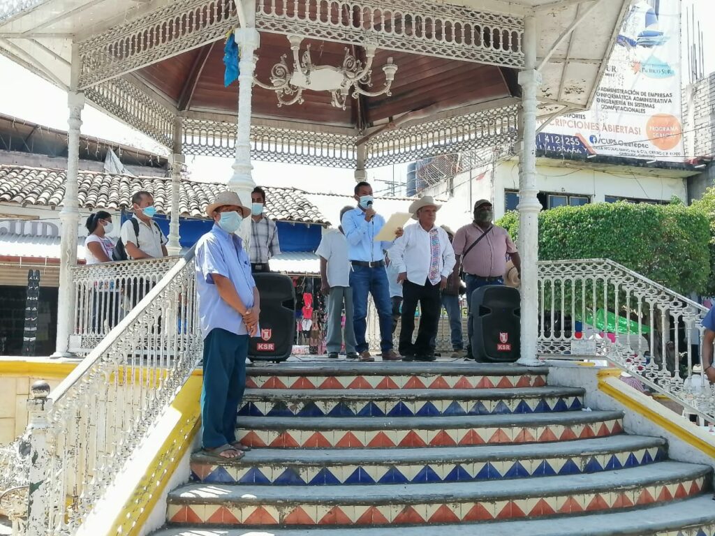 OME LOS CIUDADANOS EN EK ZOCALO (2)