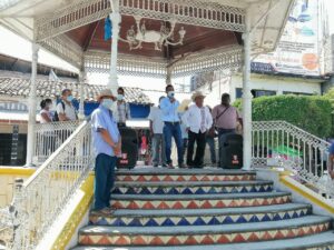 OME LOS CIUDADANOS EN EK ZOCALO (2)