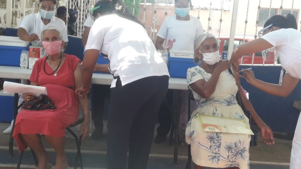 OME Primeras personas vacunadas en la Ermita