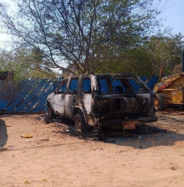 ROJA CAMIONETA CALCINADA
