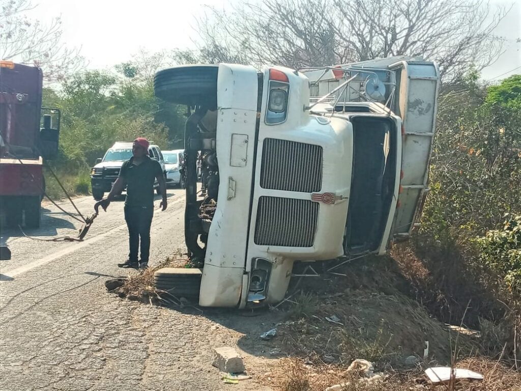 ROJA Camión que era remolcado