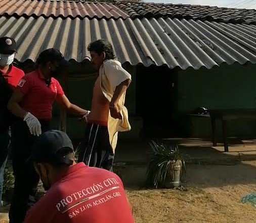 ROJA EL HERIDO SIENDO AUXILIADO POR PROTECCION CIVIL.