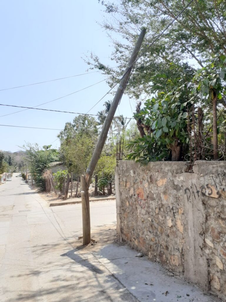 ROJA EL POSTE QUEBRADO
