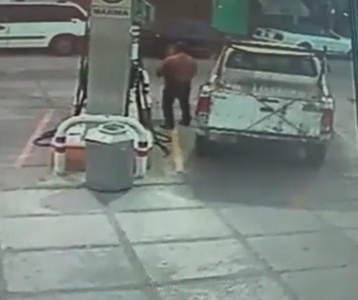 ROJA El sujeto agrediendo al trabajado