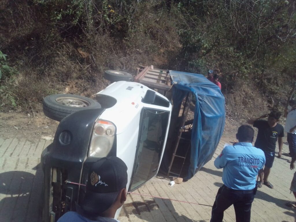ROJA LA CAMIONETA VOLCADA (1)