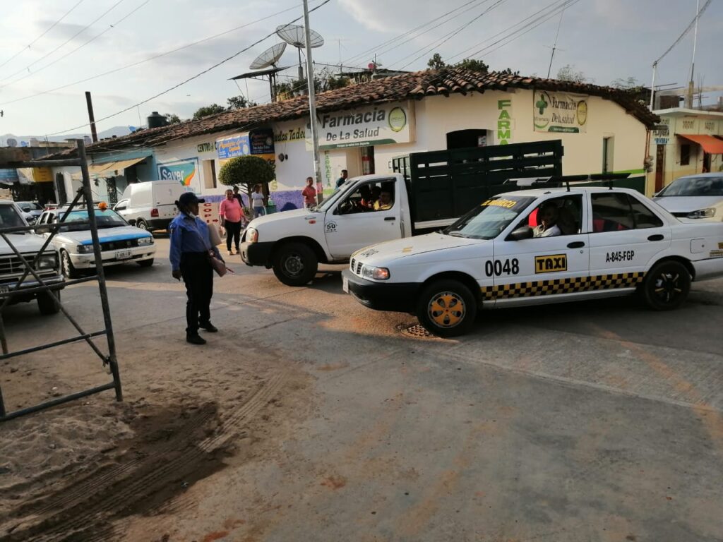 ROJA LA OFICIAL AGREDIDA Y EL TAXISTA EN SU VEHICULO