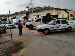 ROJA LA OFICIAL AGREDIDA Y EL TAXISTA EN SU VEHICULO