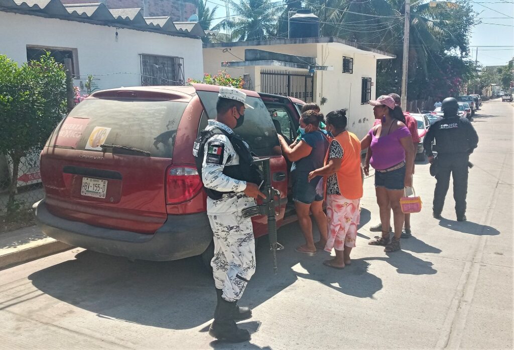 ROJA LA SEÑORA ADRIANA SALAZAR SANTOS Y FAMILIARES SIENDO RESGUARDADOS POR ELEMENTOS DE LA GAURDIA NACIONAL Y POLICÍA ESTATAL