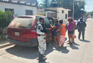 ROJA LA SEÑORA ADRIANA SALAZAR SANTOS Y FAMILIARES SIENDO RESGUARDADOS POR ELEMENTOS DE LA GAURDIA NACIONAL Y POLICÍA ESTATAL