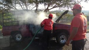 ROJA Los elementos de protección civil apagando la camioneta (1)