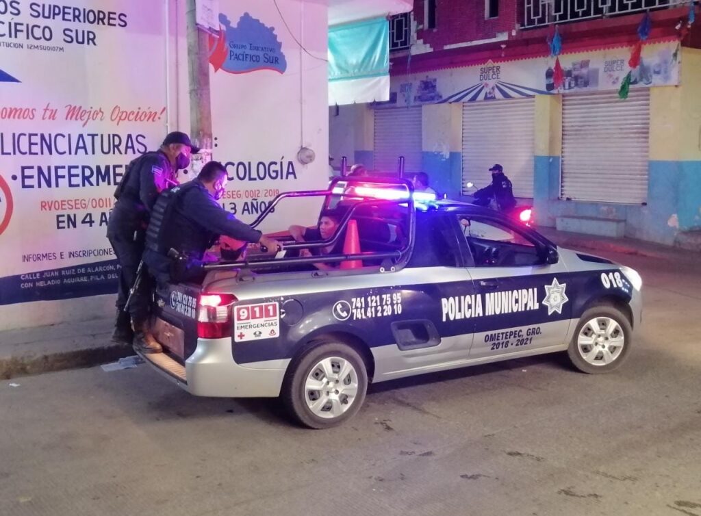 ROJA Los policías arrestando a los jóvenes