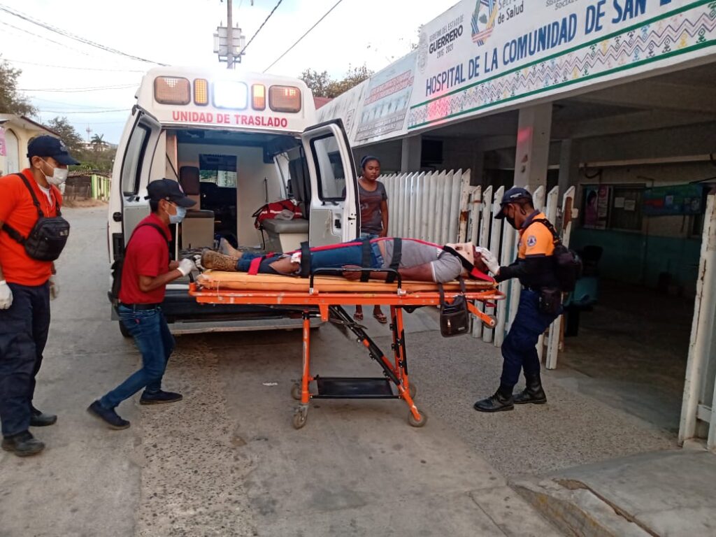 Roja El herido siendo trasladado 2