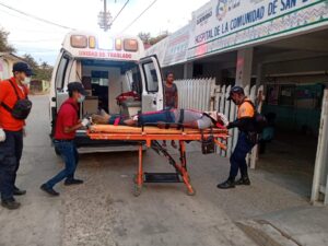 Roja El herido siendo trasladado 2